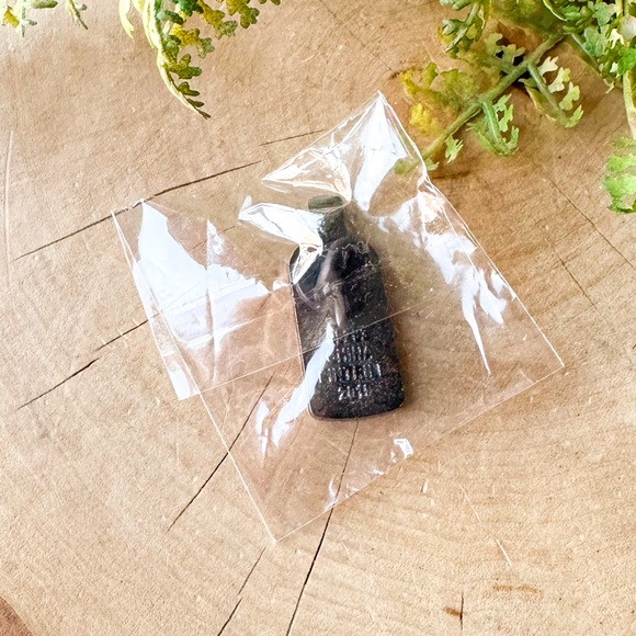 Bulleit Bourbon Frontier Whiskey Bottle Pintrill Collector Pin 2019 - Picture 2 of 2